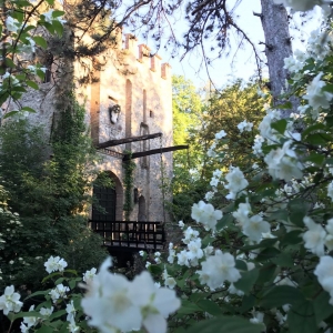 Castello di Gropparello - la facciata del Ponte Levatoio vista dal giardino  laterale - Rita Trecci Gibelli