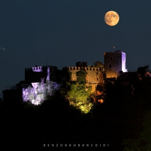 Castello di Gropparello - Night view of the Castle from Valle di Gropparello photo credits: |renzo Oroboncoidi| - realizzata in proprio