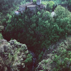 Veduta panoramica del Castello di Gropparello e delle Gole del Vezzeno - Associazione Castelli del Ducato di Parma e Piacenza