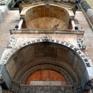 Duomo (Piacenza), portale sinistro, protiro 01 foto di Mongolo1984