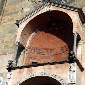 Duomo (Piacenza), portale destro, protiro 05 by Mongolo1984