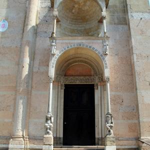Duomo (Piacenza), portale destro, protiro 04 - Mongolo1984