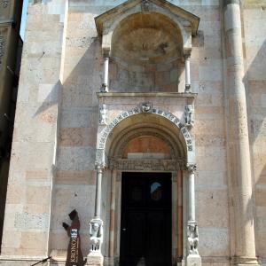 Duomo (Piacenza), portale sinistro, protiro 02 - Mongolo1984