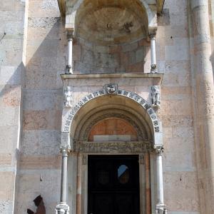 Duomo (Piacenza), portale sinistro, protiro 03 by Mongolo1984