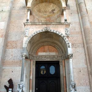 Duomo (Piacenza), portale sinistro 01 - Mongolo1984