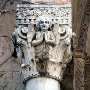 Duomo (Piacenza), portale centrale, capitello 02 foto di Mongolo1984