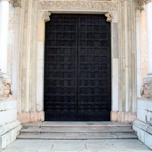 Duomo (Piacenza), portale centrale, leoni stilofori 02 - Mongolo1984