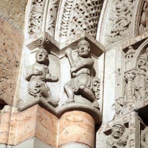Duomo (Piacenza), portale destro, Caino si appresta acolpire Abele con una mazza 03 - Mongolo1984