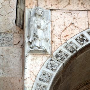 Duomo (Piacenza), portale sinistro 05 foto di Mongolo1984
