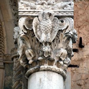 Duomo (Piacenza), portale centrale, capitello 01 by Mongolo1984