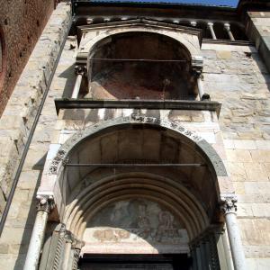 Duomo di Piacenza, portale del lato orientale, con protiro a due piani 04 - Mongolo1984