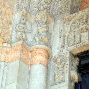 Duomo (Piacenza), portale destro, Caino si appresta acolpire Abele con una mazza 02 - Mongolo1984