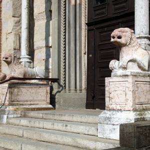 Duomo di Piacenza, portale del lato orientale, con protiro a due piani 08 - Mongolo1984