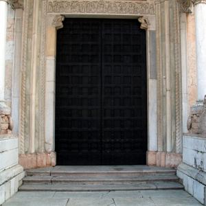 Duomo (Piacenza), portale centrale, leoni stilofori 01 - Mongolo1984