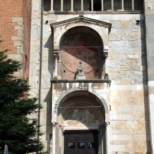 Duomo di Piacenza, portale del lato orientale, con protiro a due piani 10 - Mongolo1984