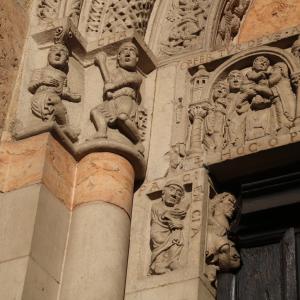 Duomo (Piacenza), portale destro, Caino si appresta acolpire Abele con una mazza 04 - Mongolo1984