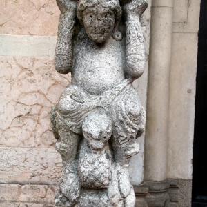 Duomo (Piacenza), portale destro, telamone 08 - Mongolo1984