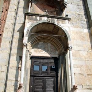 Duomo di Piacenza, portale del lato orientale, con protiro a due piani 01 - Mongolo1984