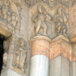 Duomo (Piacenza), portale destro, due personaggi vestiti si allontanano con espressioni colpevoli (Adamo ed Eva?) 03 by |Mongolo1984|