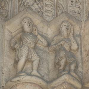Duomo (Piacenza), portale destro, due personaggi vestiti si allontanano con espressioni colpevoli (Adamo ed Eva?) 01 foto di Mongolo1984