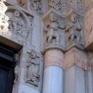 Duomo (Piacenza), portale destro, due personaggi vestiti si allontanano con espressioni colpevoli (Adamo ed Eva?) 04 - Mongolo1984