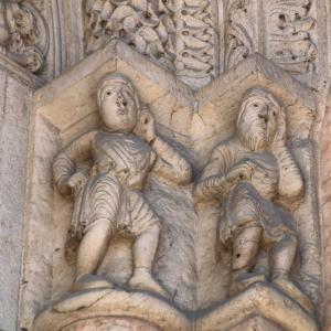 Duomo (Piacenza), portale destro, due personaggi vestiti si allontanano con espressioni colpevoli (Adamo ed Eva?) 02 - Mongolo1984