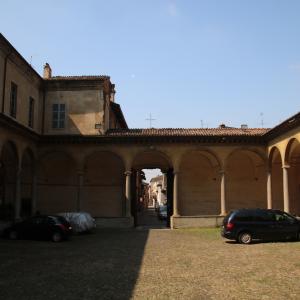 Chiesa di San Sisto (Piacenza), cortile porticato 01 - Mongolo1984
