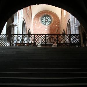 Basilica di San Savino (Piacenza), scalinata della cripta 02 - Mongolo1984