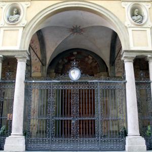 Basilica di San Savino (Piacenza), atrio a colonne binate 01