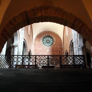 Basilica di San Savino (Piacenza), scalinata della cripta 01 - Mongolo1984