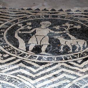 Basilica di San Savino (Piacenza), mosaico con segni zodiacali entro medaglioni, prima metà del secolo xii 11 - Mongolo1984