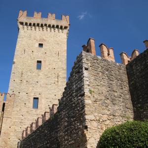 Castello di Vigoleno (Vernasca), rivellino e mastio 04 - Mongolo1984