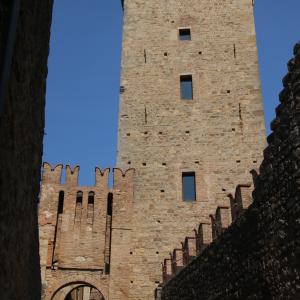 Castello di Vigoleno (Vernasca), rivellino e mastio 01 - Mongolo1984