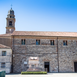 La tomba di Petrarca, davanti alla Chiesa di Santa Maria Assunta - Simone Antonazzo / ENIT SpA