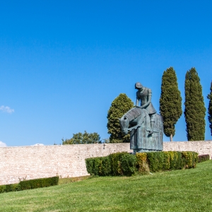 Statua di San Francesco a cavallo sul prato antistante la Basilica - Simone Antonazzo / ENIT SpA