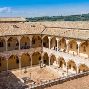 Chiostro Maggiore, o Chiostro di Sisto IV, del Sacro Convento di San Francesco in Assisi - Simone Antonazzo / ENIT SpA