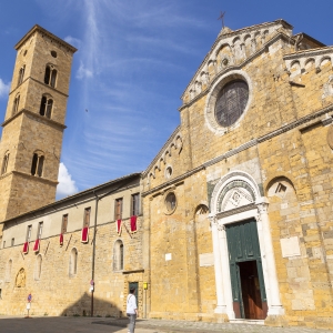 Façade and bell tower of Volterra Cathedral - Simone Antonazzo / ENIT SpA