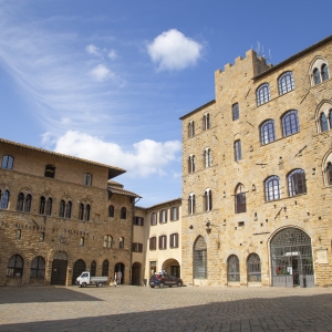 Piazza dei Priori con Palazzo Pretorio a destra (Volterra) - Simone Antonazzo / ENIT SpA