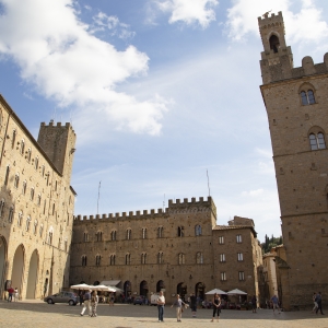 Piazza dei Priori con Palazzo Pretorio a sinistra e Palazzo dei Priori sulla destra (Volterra) - Simone Antonazzo / ENIT SpA