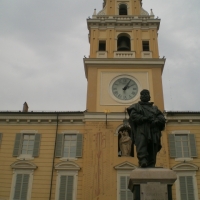 Palazzo del Governatore e statua di Garibaldi