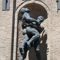 Statua di Ercole e Anteo nel Palazzo del Comune di Parma, chiamata in dialetto Parmigiano &quot;I du Brassè&quot; - Carloferrari