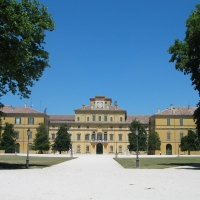 Il Palazzo Ducale all'interno del Parco Ducale di Parma - Carloferrari