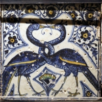 Bottega pesarese, pavimento maiolicato dal monastero di san paolo a parma, 1470-82 ca., pavoni affrontati con collo intrecciato - Sailko - Parma (PR)
