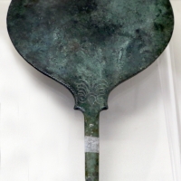 Etruria, specchio con incisioni mitologiche e manico configurato, III-II secolo ac. 08 - Sailko - Parma (PR)