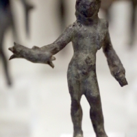 Bronzetto etrusco con veiove che tiene i fulmini nella mano destra