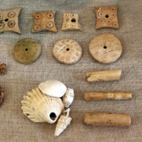 Bronzo recente, manufatti in osso, monili in cocnhiglia e ambra, dalla terramara di forno del gallo e beneceto - Sailko - Parma (PR) 