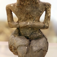 Cultura dei vasi a bocca quadrata, statuina di donna seduta, dalla tomba 3 a vicofertile, 4500-4000 ac ca. 01 - Sailko