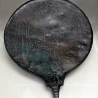 Etruria, specchio con incisioni mitologiche e manico configurato, III-II secolo ac. 05 - Sailko - Parma (PR)