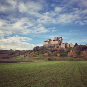 Castello di Torrechiara, campo lungo esterno frontale - Assapora Parma