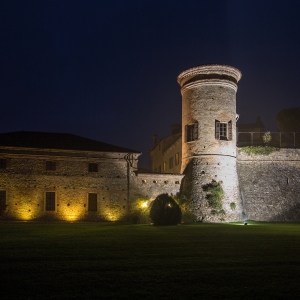 Castello di Scipione dei Marchesi Pallavicino - La facciata dal giardino in notturna - Foto Bocelli - Castello di Scipione